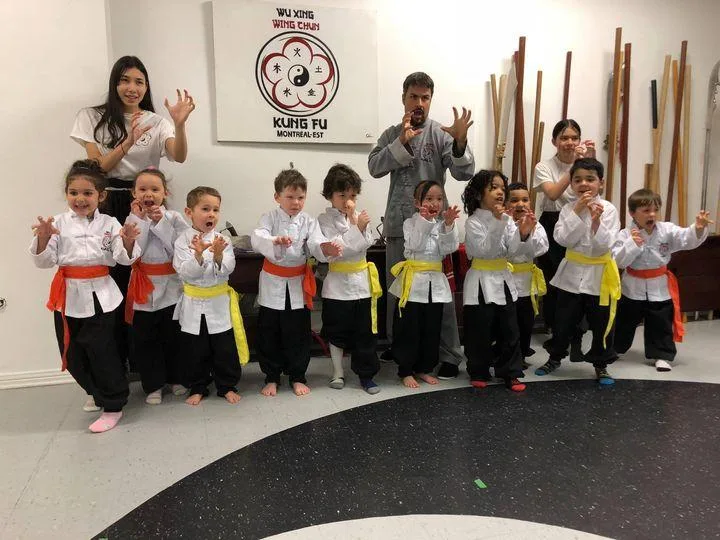 Groupe d'enfants et instructeurs