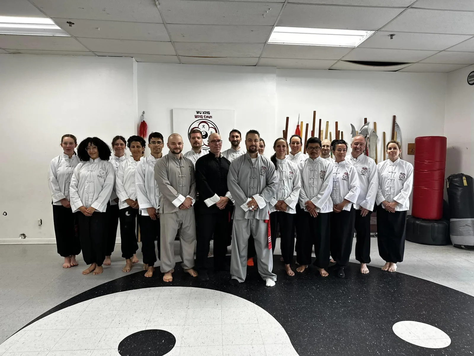 Les élèves de l'école Wu Xing réunis sur le symbole du yin-yang