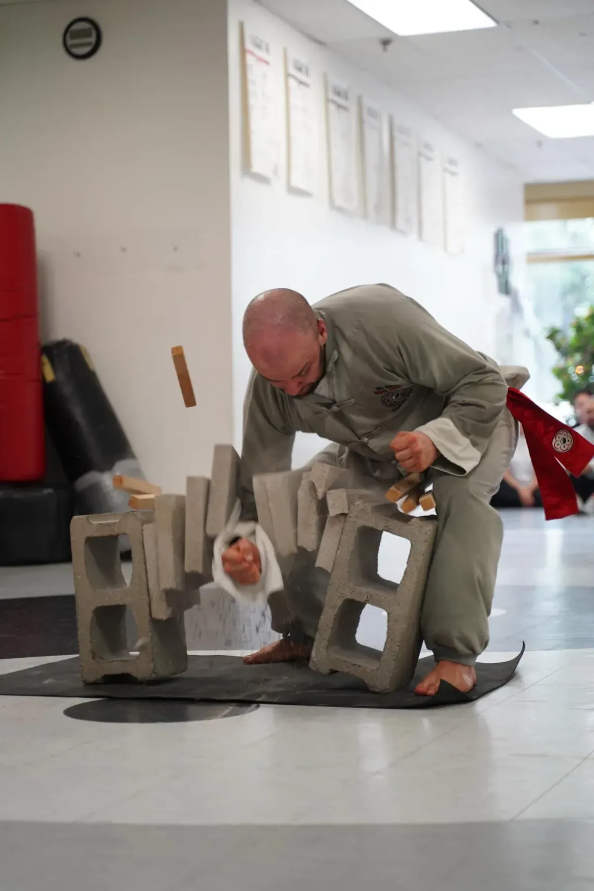 Casse de blocs de béton empilés
